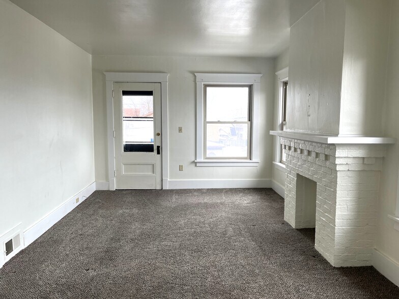 Building Photo - 225 W 18th St