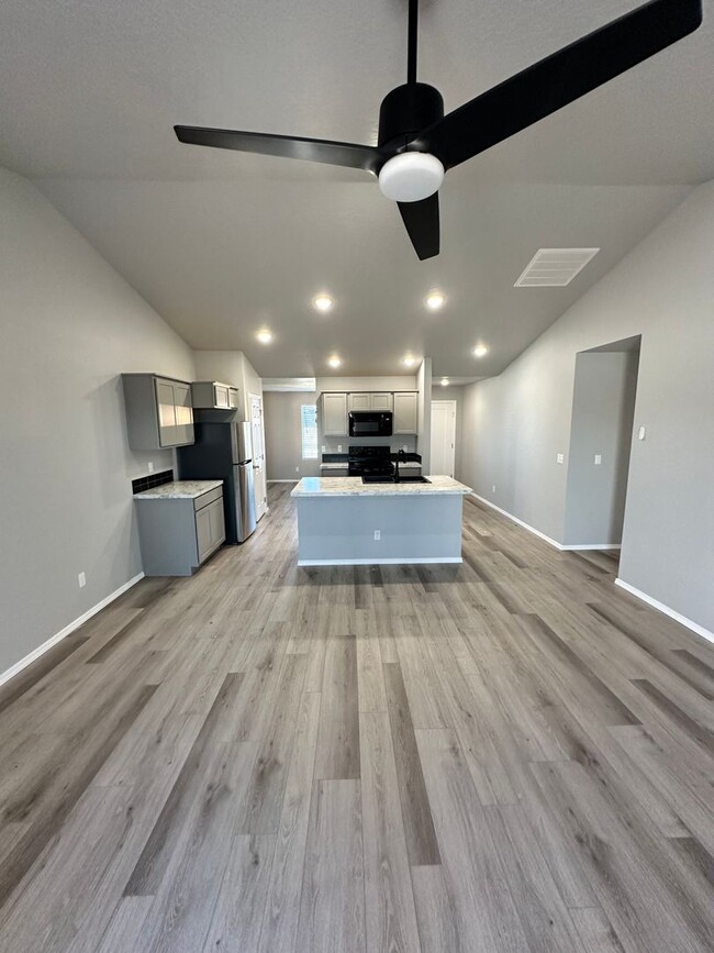 Building Photo - 3 Bedroom and 2 bath located in a vibrant,...