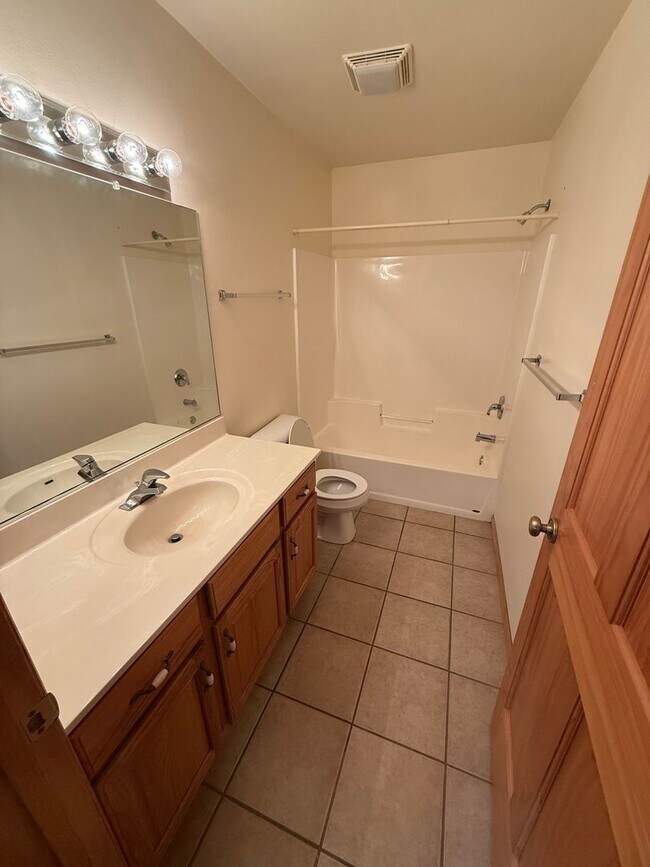 Building Photo - Huge 3BR/3ba Duplex on West Side of Eau Cl...