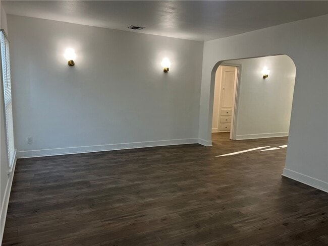 Building Photo - 10322 Plainview Ave