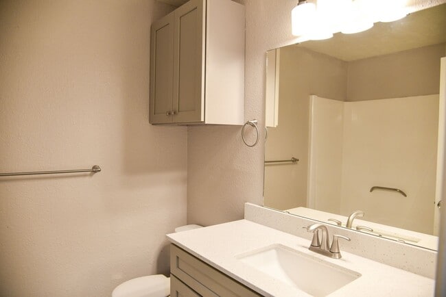 Building Photo - 305 Amherst Ct