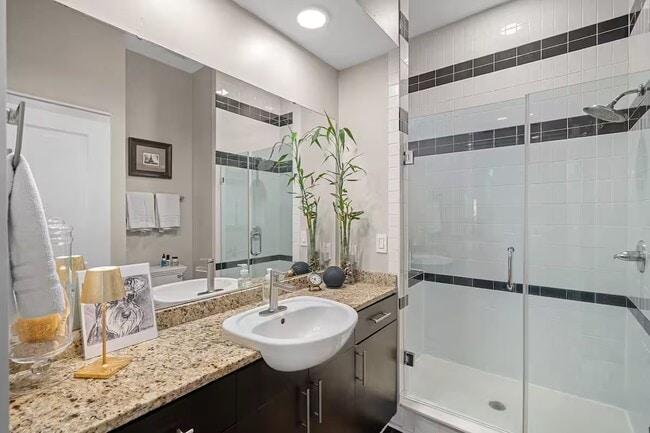 Building Photo - 635 N Alexander St