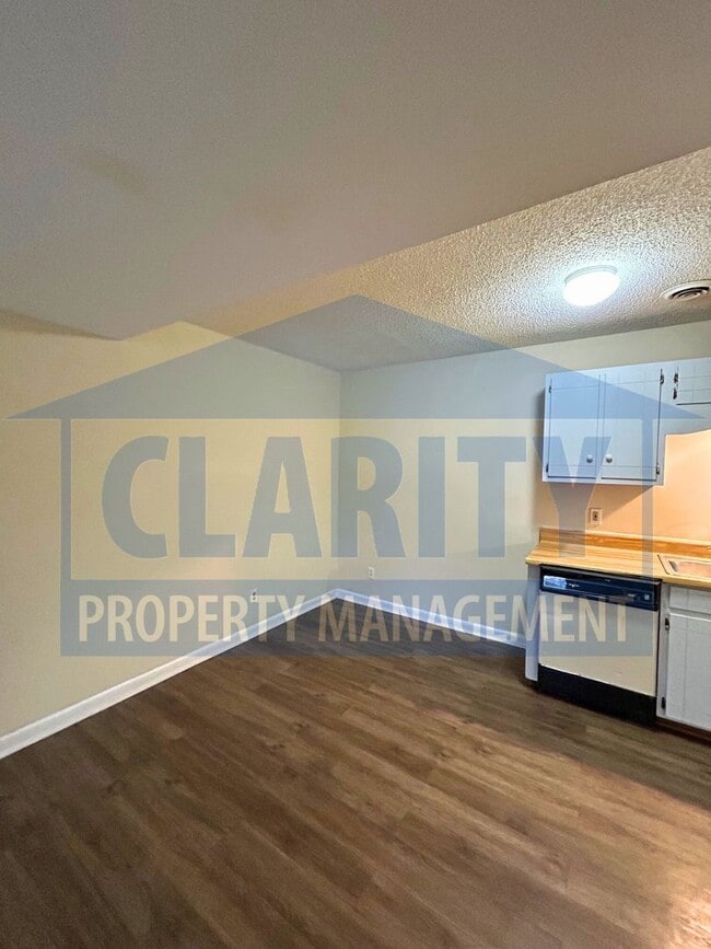 Building Photo - Two bedroom apartment! Great location!