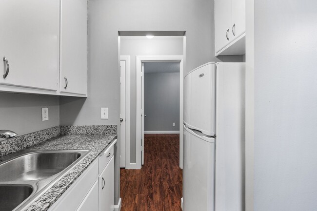 Building Photo - Spacious 1BR/1Bath apartment available Now!