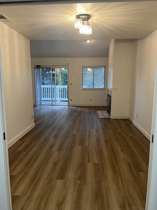 Building Photo - 235 Live Oak Cir