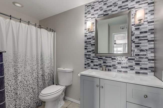 Building Photo - BEAUTIFUL AND SPACIOUS 1ST FLOOR MESA CONDO!