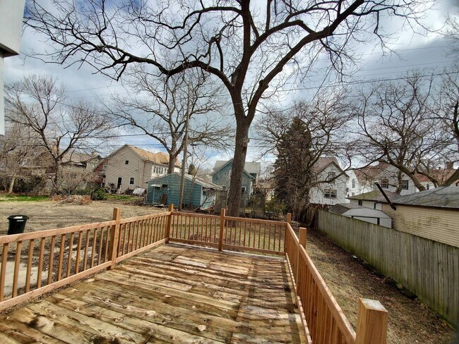 Building Photo - Ginormous 6 Bed Single family home with all Appliances Near Lake Michigan!