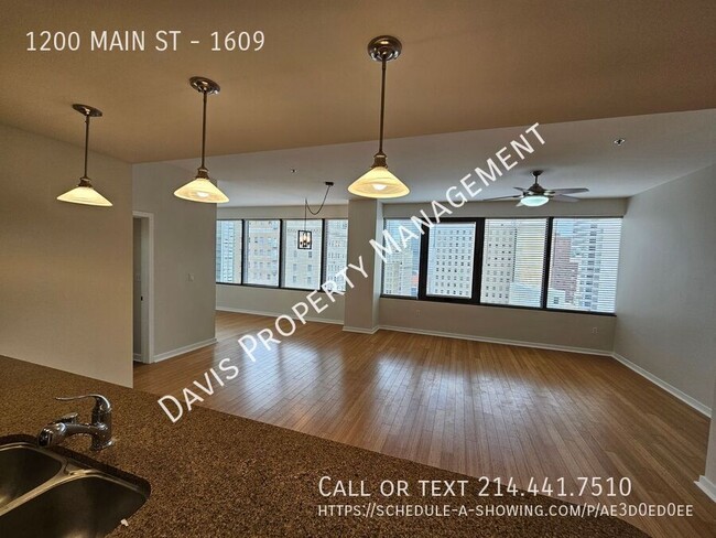 Building Photo - Downtown condo with roof top pool & concie...