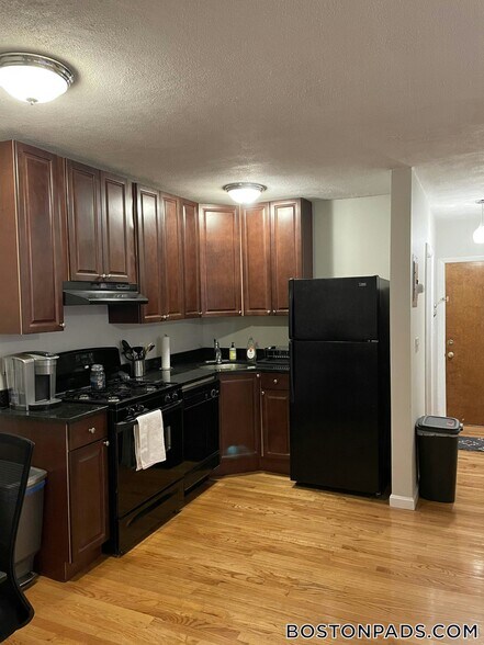 Building Photo - 145 Endicott St