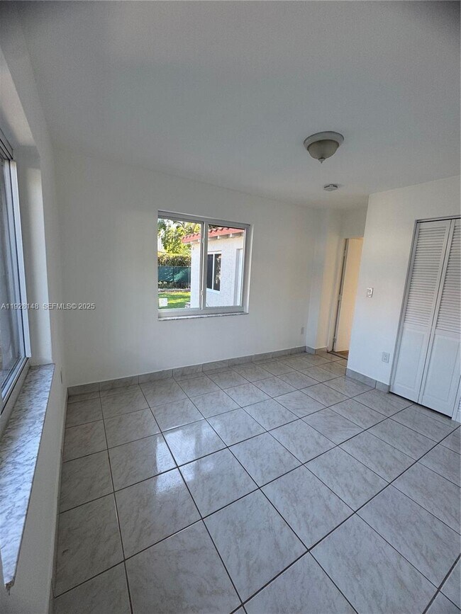 Building Photo - 3021 SW 2nd Ave