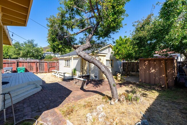 Building Photo - 5 Bedroom 2 Bathroom House - AVAILABLE JULY 2026 - MAY 2027