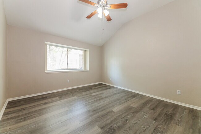 Building Photo - 703 Deep Well Dr