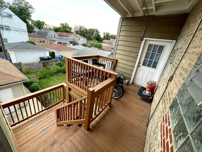 Building Photo - 4044 N Kilbourn Ave