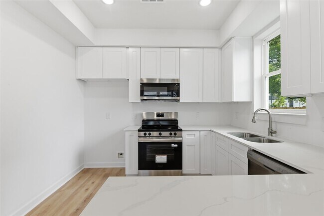 Building Photo - 4610 Providence St