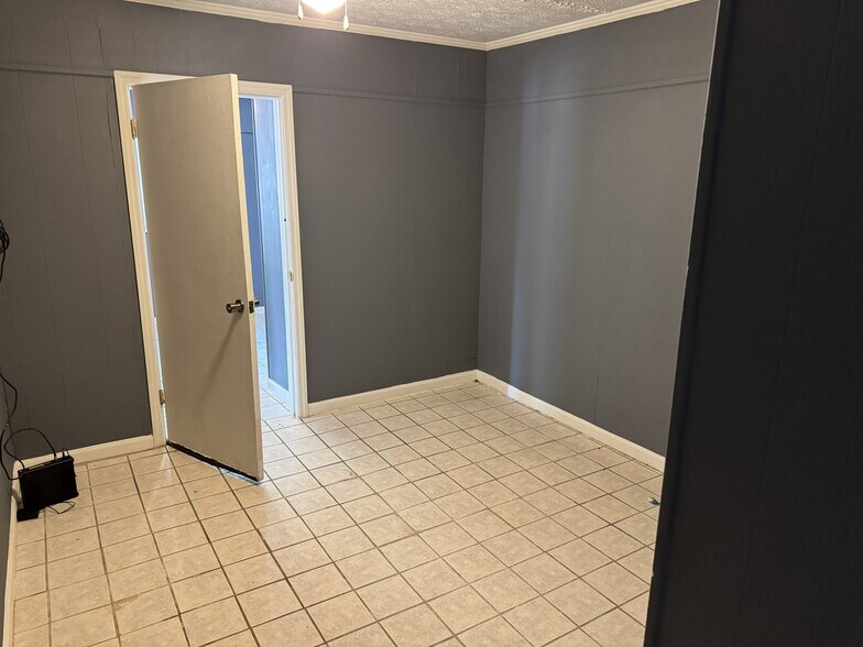 Building Photo - 1707 Ridge Rd