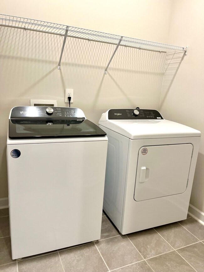 Building Photo - 3 BR, 2 BA with Fenced Yard and Fantastic Amenities!