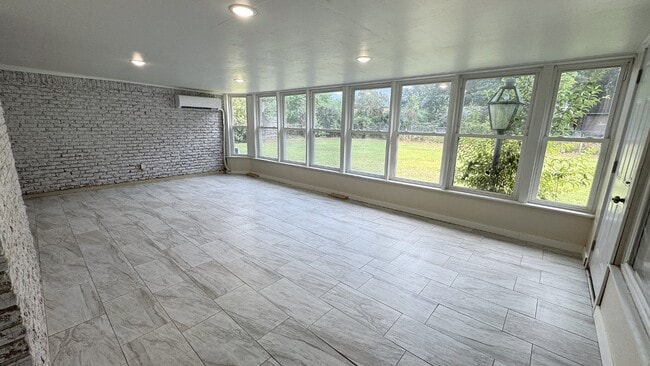 Building Photo - 402 Maridale Dr