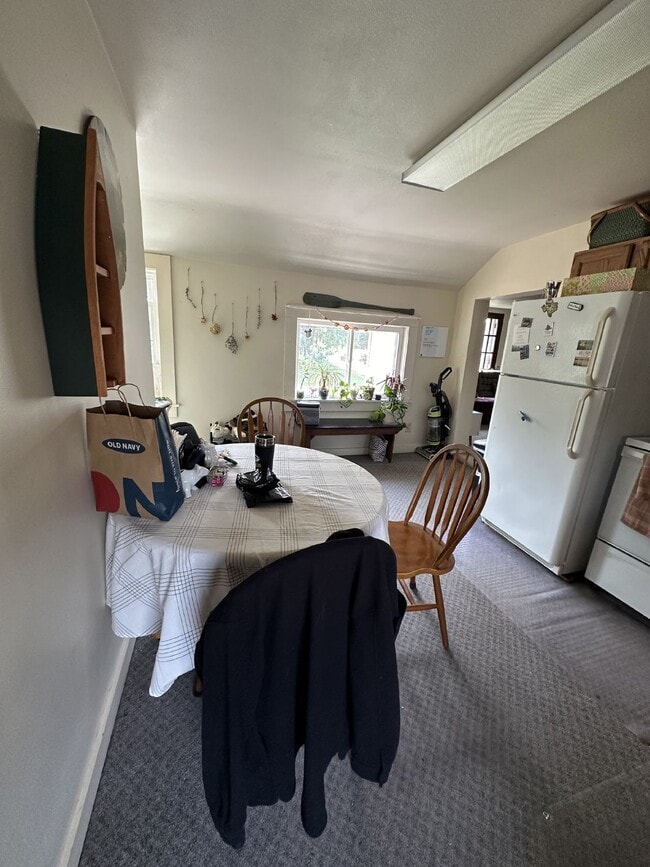 Building Photo - 3 Bed 1 Bath close to UWEC!