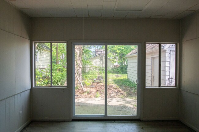 Building Photo - 331 Sandhurst Dr