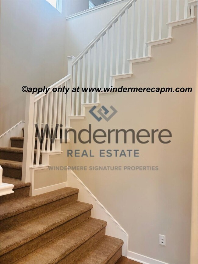 Building Photo - Modern Living in the heart of McKinley Village!