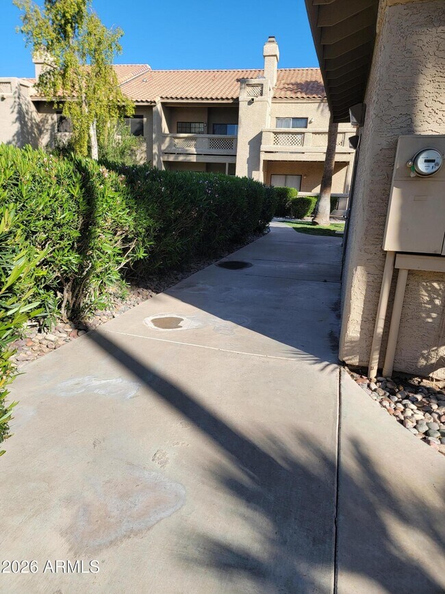 Building Photo - 930 N Mesa Dr