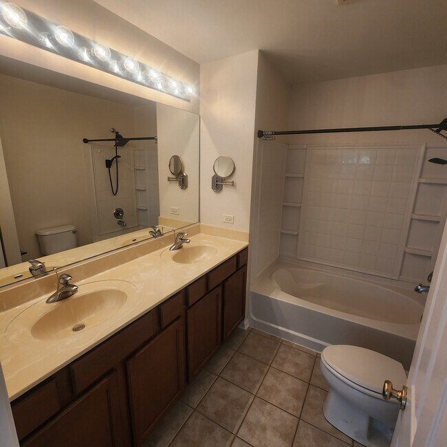 Building Photo - 830 Summit Creek Dr
