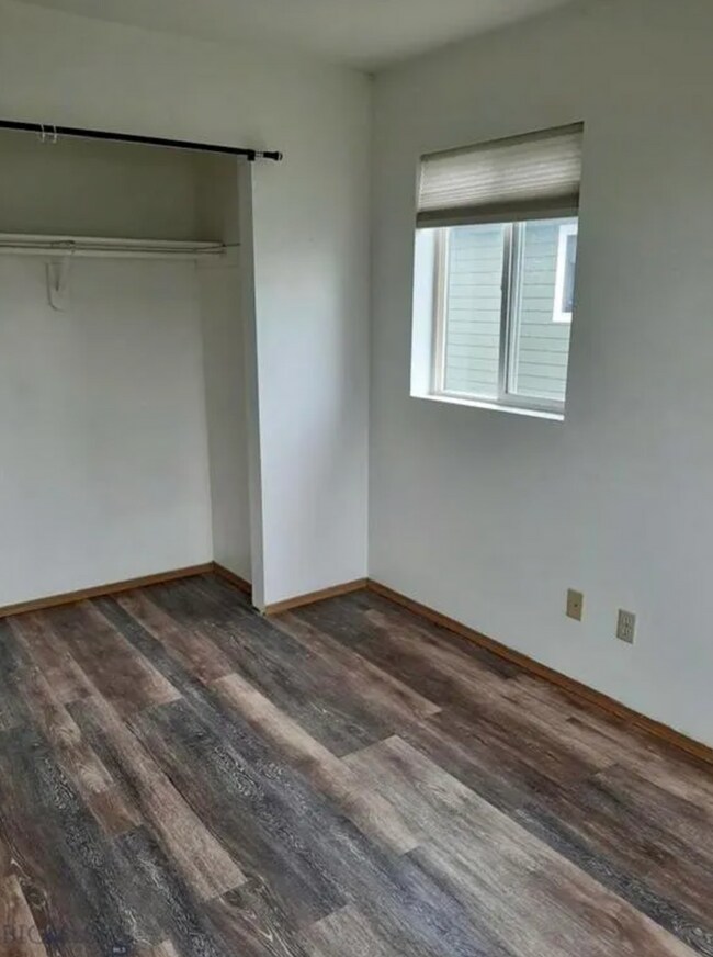Building Photo - 4 Bedroom Townhome in Hawks Ridge