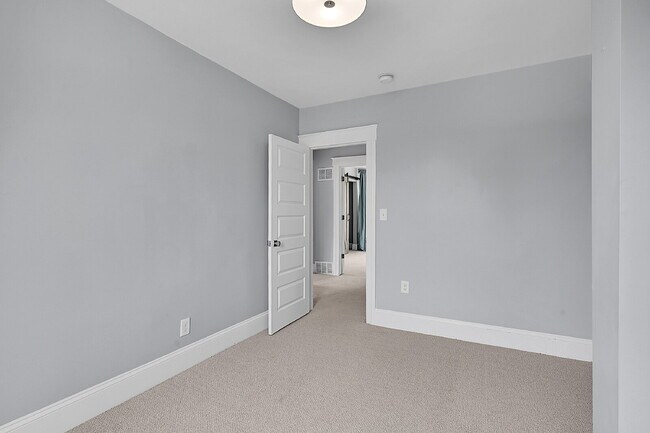 Building Photo - $3,595 - 3 Bed, 2 Bath Updated Home In Den...