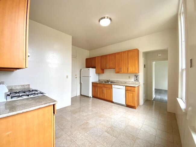 Building Photo - SPACIOUS Unit w/ Bonus Room/Office, Hardwo...