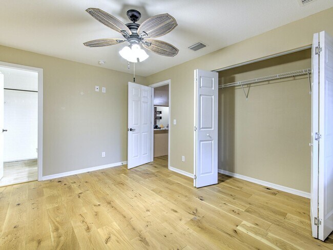 Building Photo - 538 Golden Raintree Pl