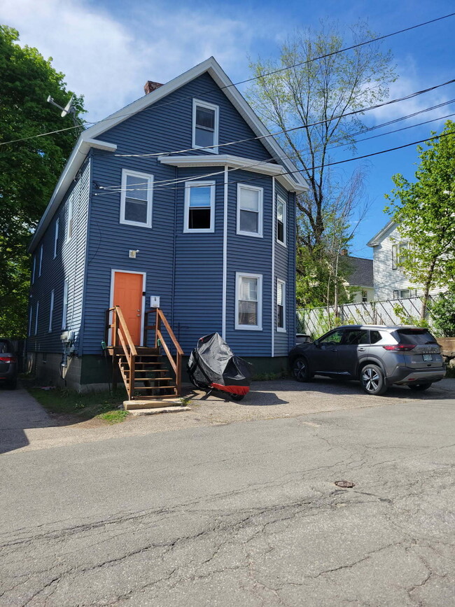 Building Photo - 1ST FLOOR!  3-bedroom unit located on a quiet dead-end street!