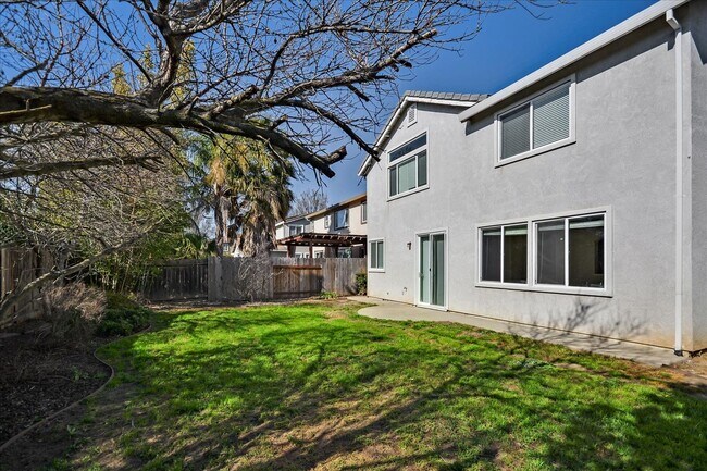 Building Photo - OPEN & SPACIOUS, 4 BEDROOM, 3 BATH 2 STORY...