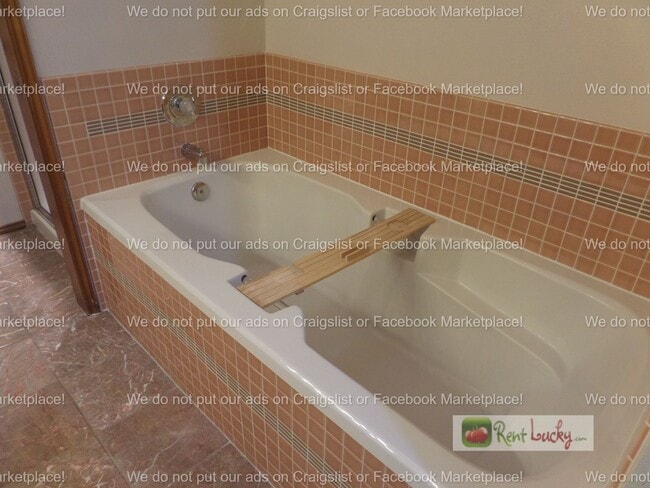 Building Photo - INCREDIBLE VIEWS!! Large 2-Bedroom + Den Duplex with 3-Car Garage in Fantastic Federal Way Neighb...