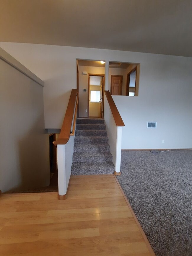 Building Photo - 3 BEDROOM | 2 BATH | TRI-LEVEL | NORTH