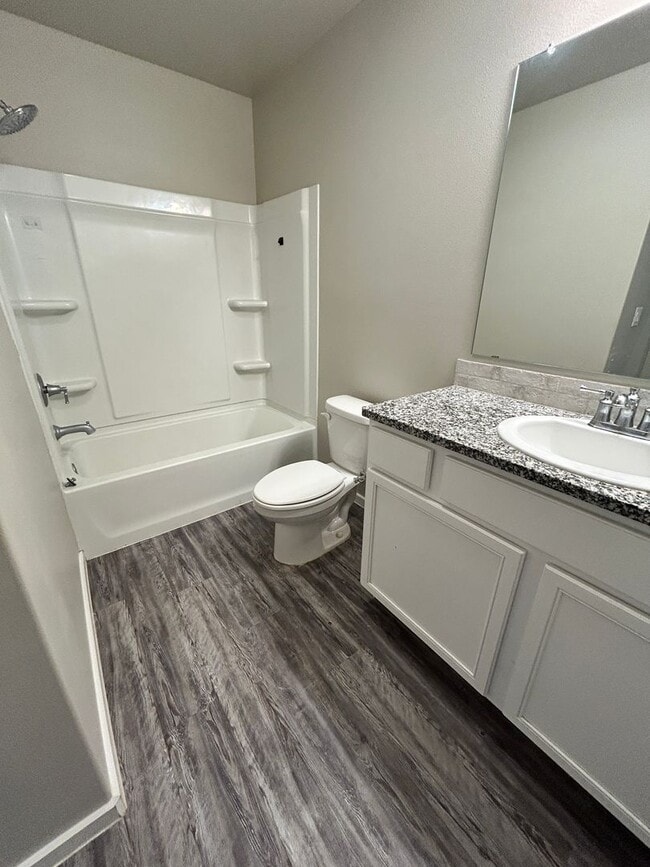 Building Photo - 3 bed 2 bath Duplex  Available 9/10!