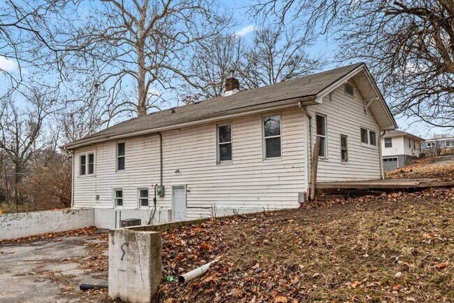 Building Photo - COMING SOON!! Charming 2-Bedroom Haven in Kansas City Northland!