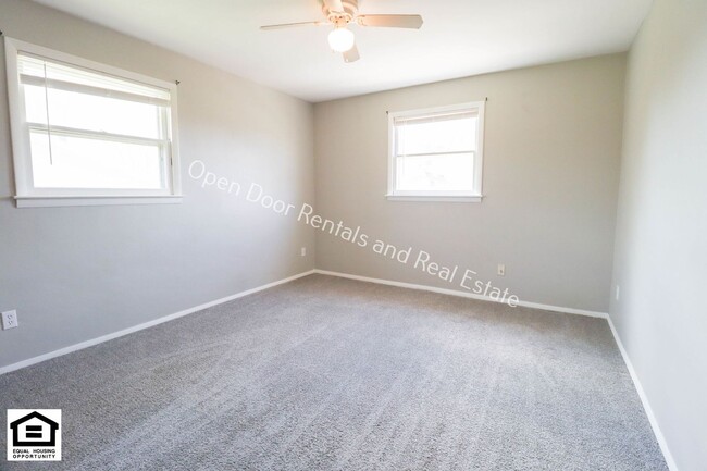 Building Photo - Now available 2 bedroom unit!