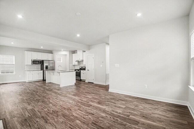Building Photo - Stunning & Spacious 3-Level Single Family Home in Lees Parke – Move-In Ready!