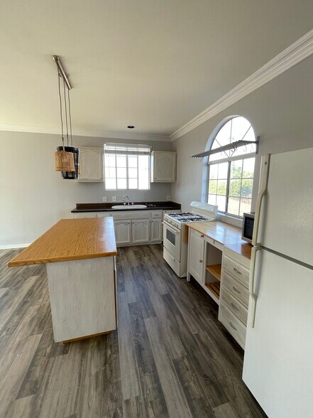Kitchen - 756 Vernon Ave
