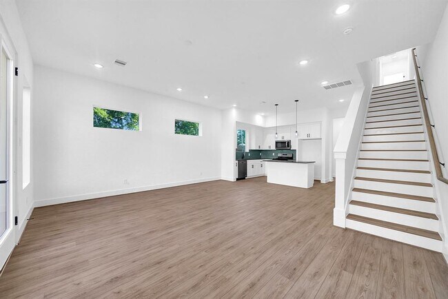 Building Photo - 7825 Colonial Ln