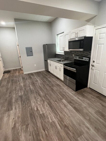 Building Photo - 7038 Woodland Ave