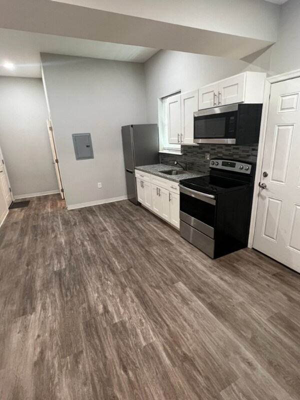 Building Photo - 7038 Woodland Ave