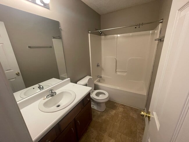 Building Photo - 3 Bedroom 2 Bath Home For Rent Near 101st!