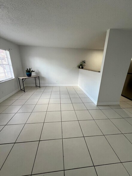 Building Photo - 9217 Tudor Dr