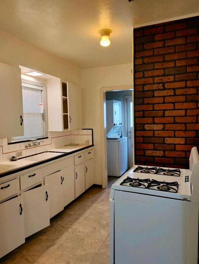 Building Photo - 1 Bedroom/1Bath Small Home Modesto