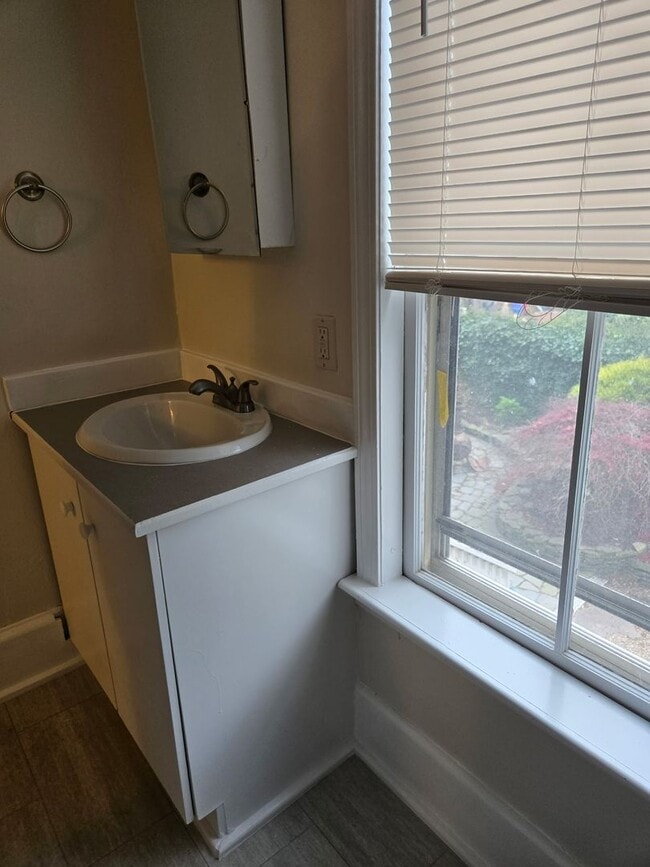 Building Photo - 18 School St