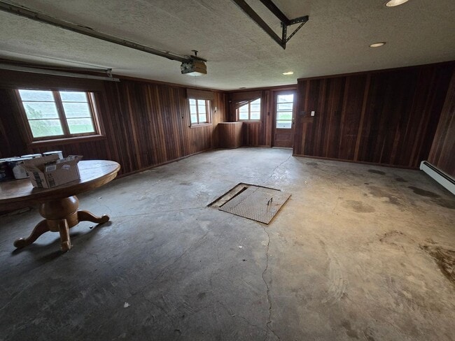 Building Photo - 4 bed, 3 bath house in the country