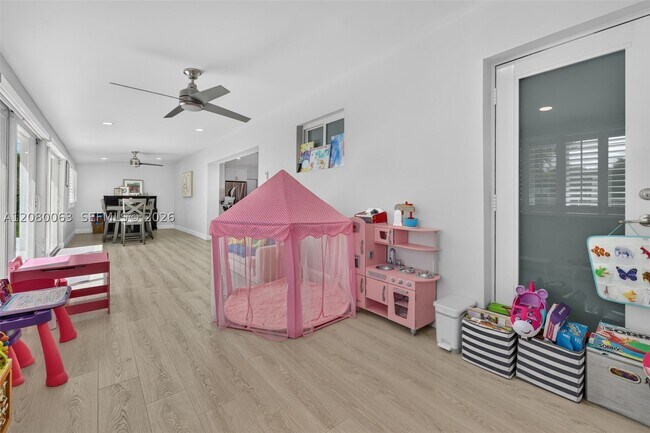 Building Photo - 14220 SW 86th Ave