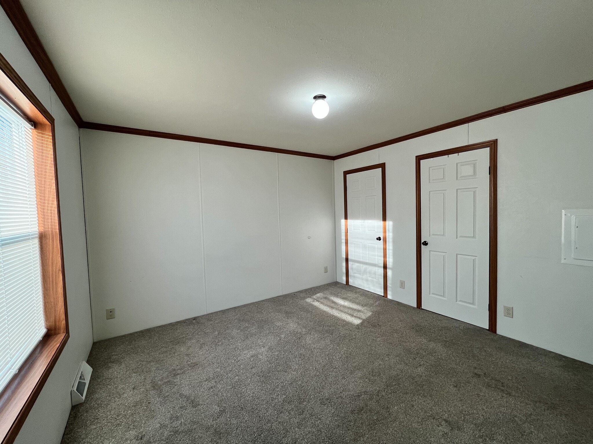 Building Photo - 1432 Iowa Dr