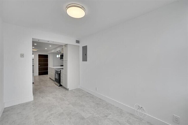 Building Photo - 2301 S Ocean Dr